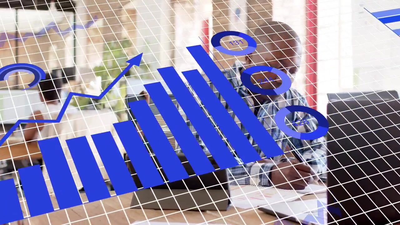 Uomo che usa il laptop, facendo espandere grafici a linee, a barre e a torta aziendali sulla scrivania per l'analisi