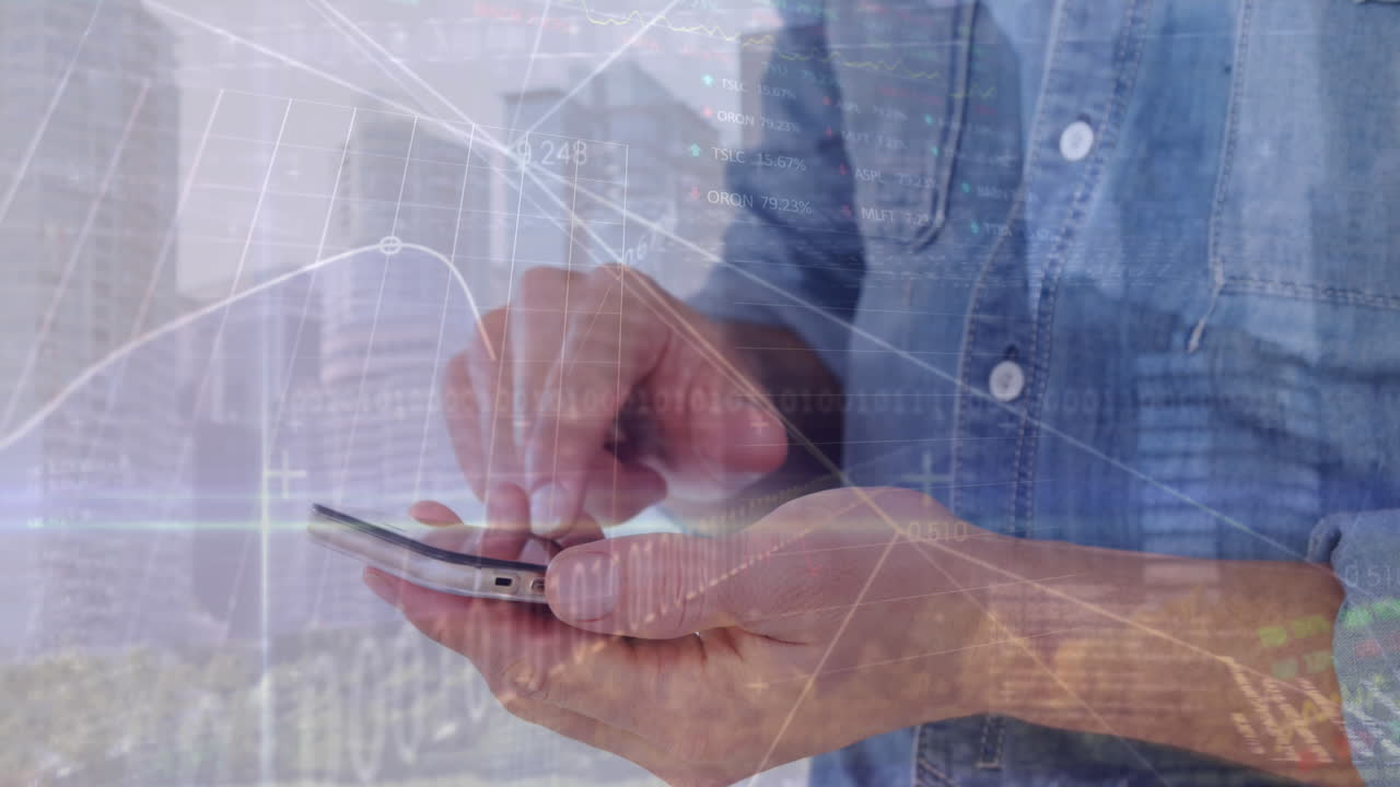 gráficos de animación, códigos binarios, lenguaje de computadora, ciudad, sección media de hombre caucásico usando teléfono celular