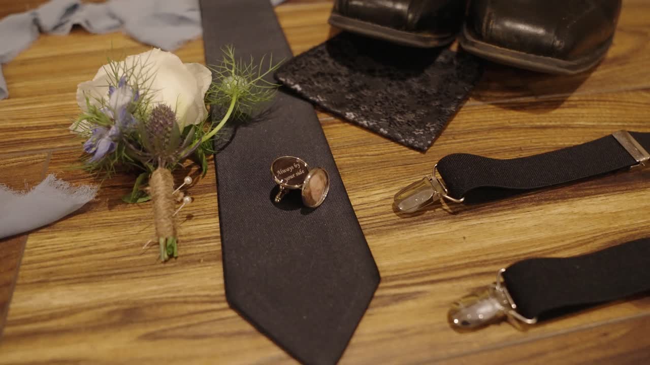 신랑의 신발, 넥타이, 멜빵, 반지 및 기타 액세서리