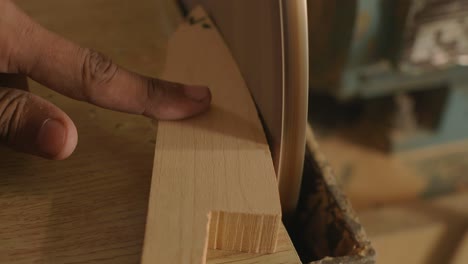 primer plano de madera lijada en una máquina lijadora de carpintería industrial