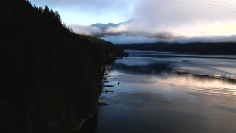 Impresionante-Escena-Oscura-Y-Pacífica-Del-Fiordo-Del-Brazo-Indio-En-El-Norte-De-Vancouver-En-Un-Amanecer-Temprano-En-La-Mañana-Con-Poderosos-Reflejos