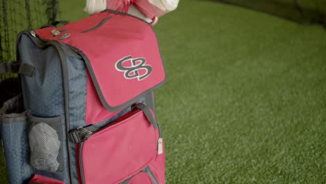sesión de entrenamiento de béisbol en una instalación cubierta