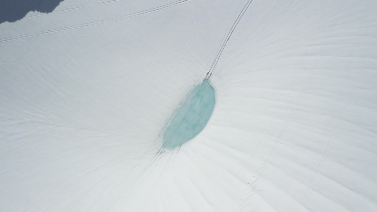 아르헨티나 파타고니아 엘 볼손(el bolsón) 페리토 모레노 언덕(perito moreno hill)의 눈 덮인 슬로프에서 스키를 타는 남자의 공중 하향