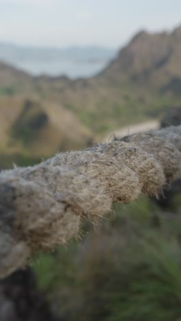 Experimente-Un-Primer-Plano-Detallado-Mientras-La-Cámara-Sigue-Una-Cuerda,-Capturando-Su-Textura-Y-Giros-Con-Una-Claridad-Vívida.