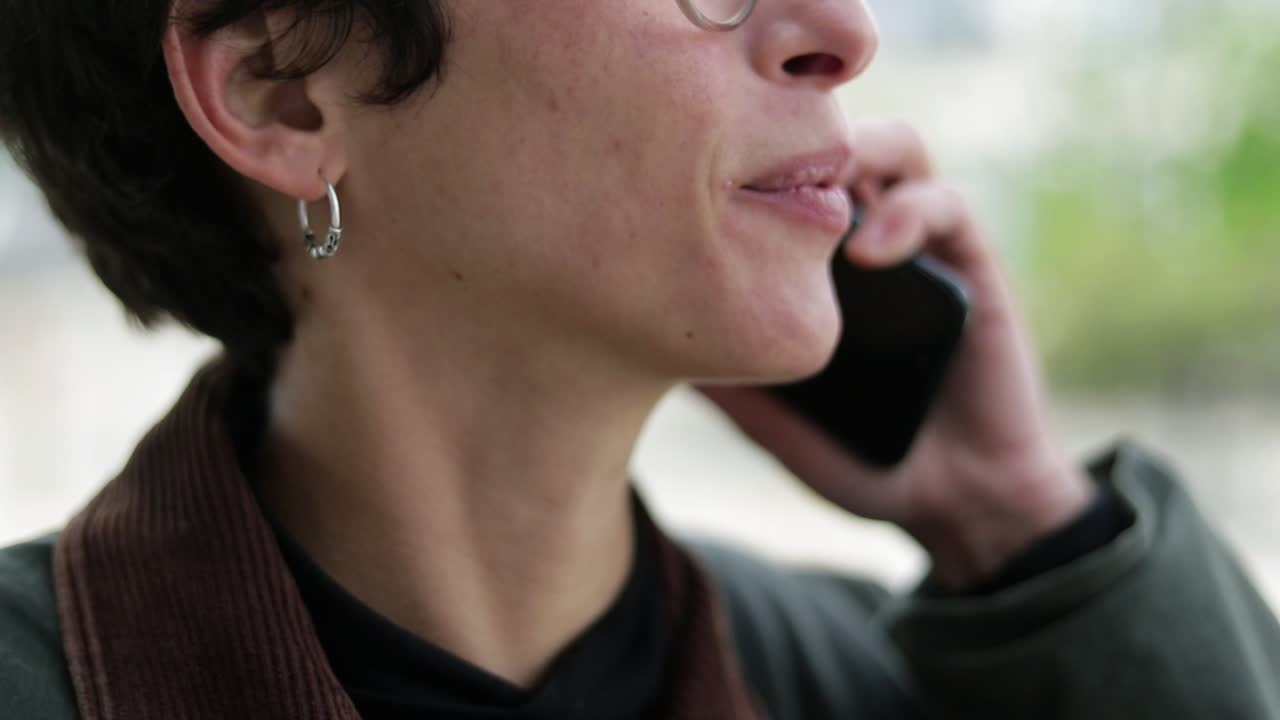 Primer plano de mujer hablando por smartphone al aire libre