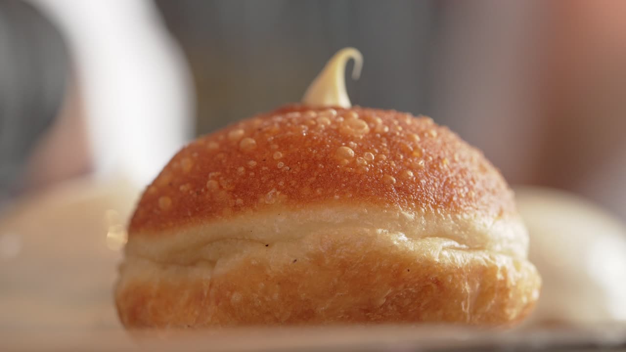 el donut está lleno de crema de la panadería de londres