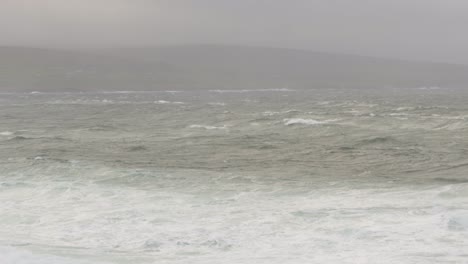 Día-Lluvioso-Y-Tormentoso-En-La-Costa-Del-Condado-De-Mayo.