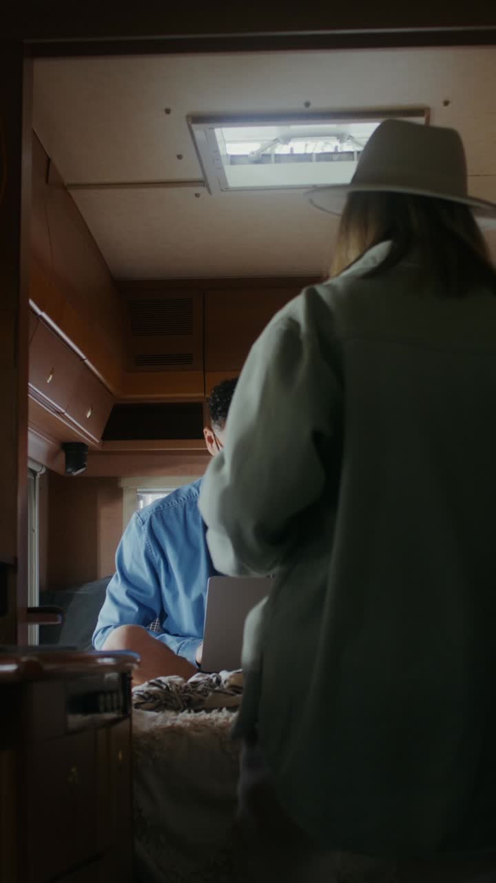 트럭 안에 있는 여자