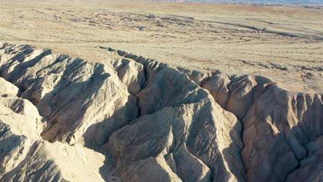 vuelo aéreo sobre colinas en el desierto en un día caluroso y seco - cuevas de barro arroyo tapiado en el parque estatal anza borrego