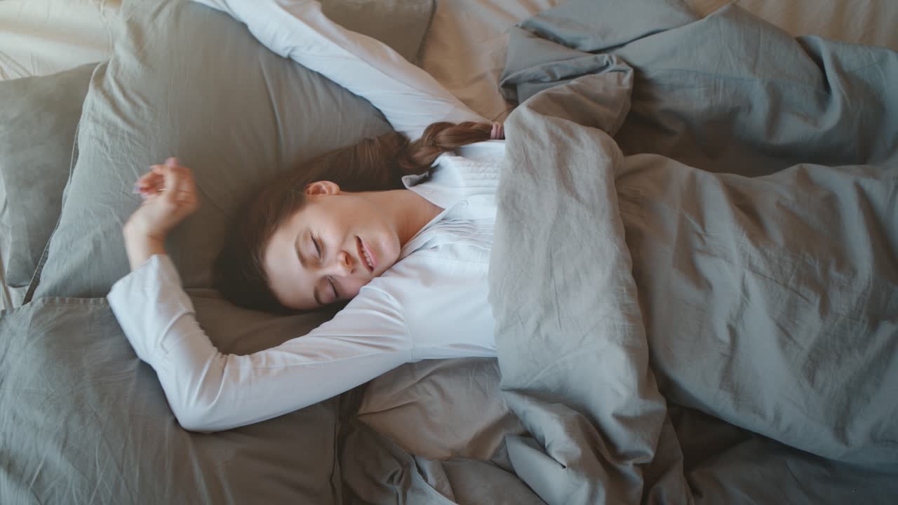 침대에서 자고 있는 여자