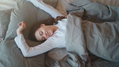 mujer durmiendo en la cama