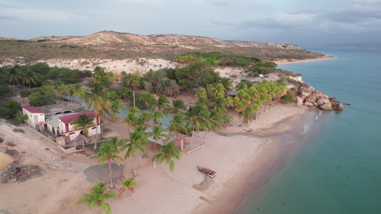 Sorvolo aereo della spiaggia di Playa La Paria sulla penisola di Araya, Venezuela
