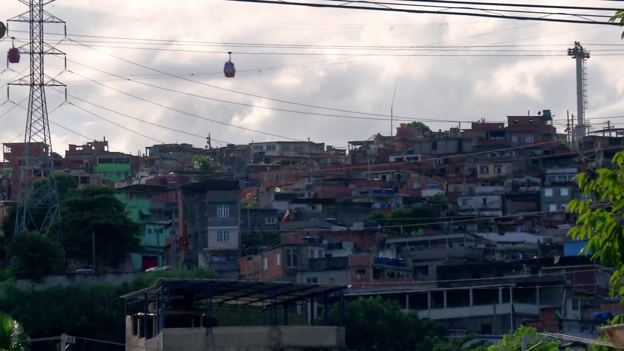 teleférico sobre la favela do alemao en