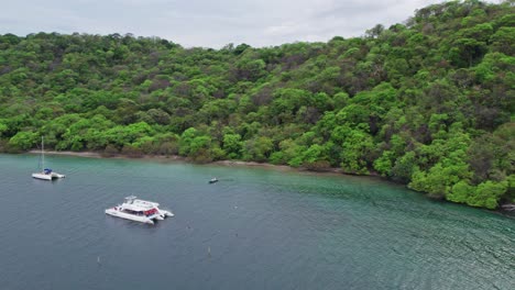 Jicaro-Beach-in-Costa-Rica,-has-a-perfect-swell-for-families