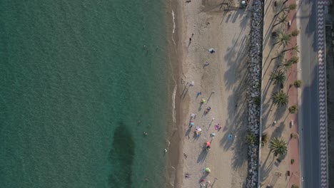 Eine-Atemberaubende-Drohnenansicht-Von-Oben-Nach-Unten-Auf-Einen-Strand-In-Tarragona,-Spanien