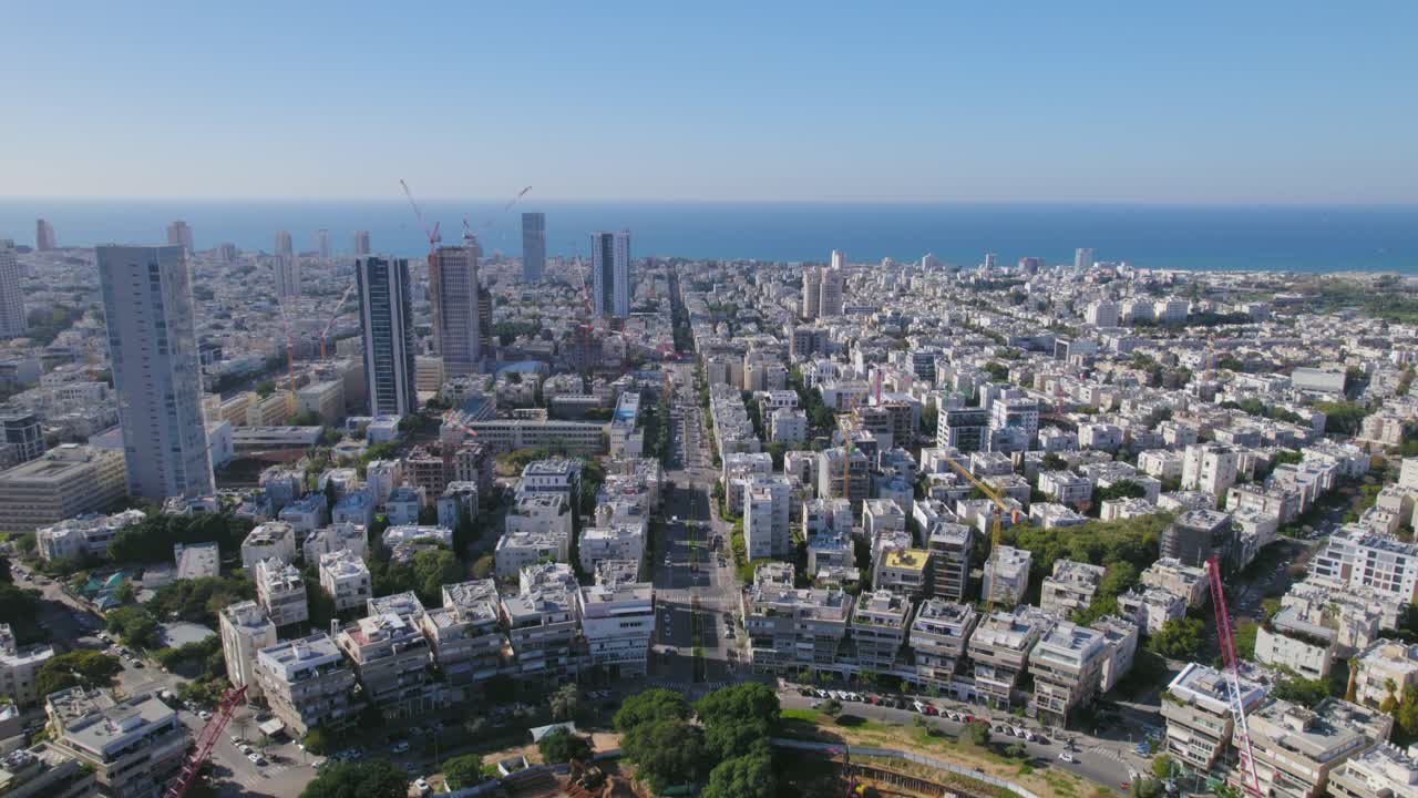puxe para trás revela a impressionante construção do projeto da praça da cidade grande - litoral ao fundo