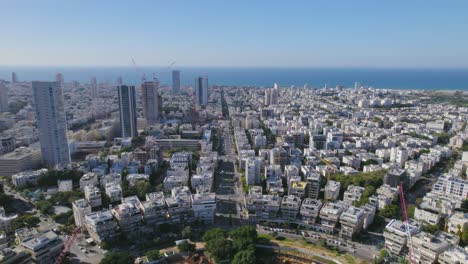 tire hacia atrás para revelar la impresionante construcción del proyecto de la plaza de la gran ciudad: la costa al fondo