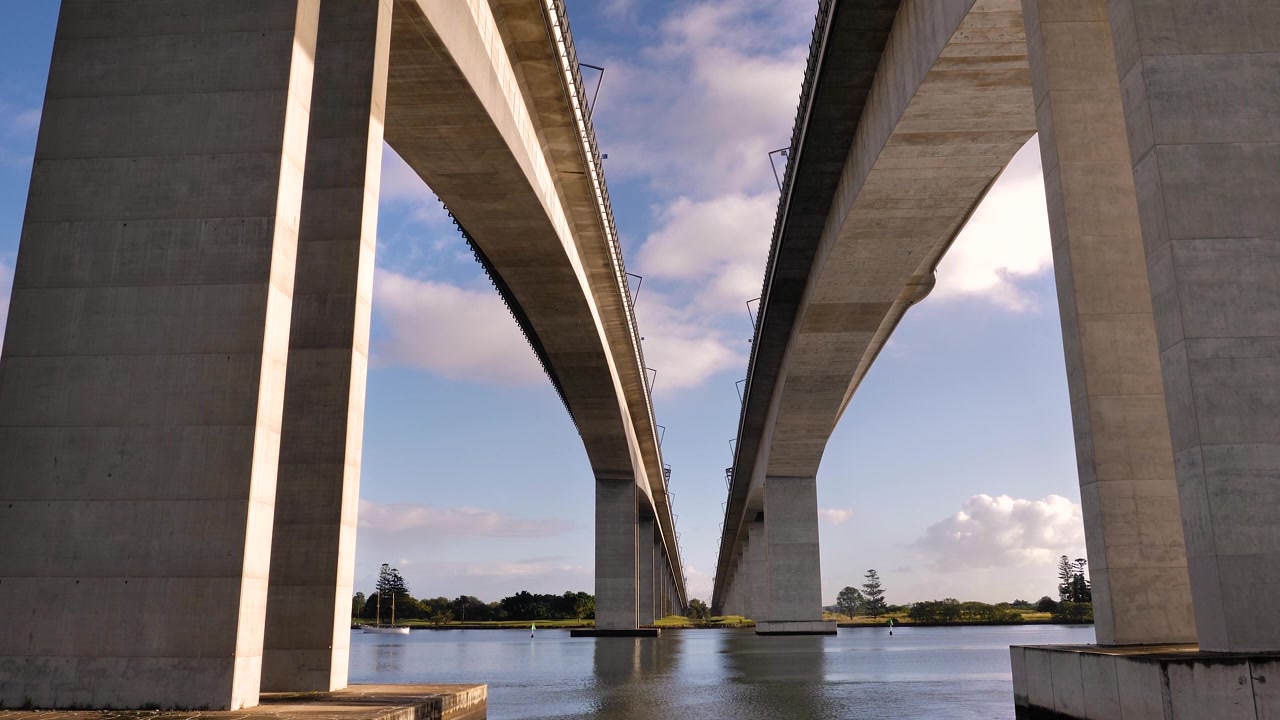 Symetrický pohled pod jižní stranou mostů Gateway v Brisbane při východu slunce, Queensland, Austrálie.