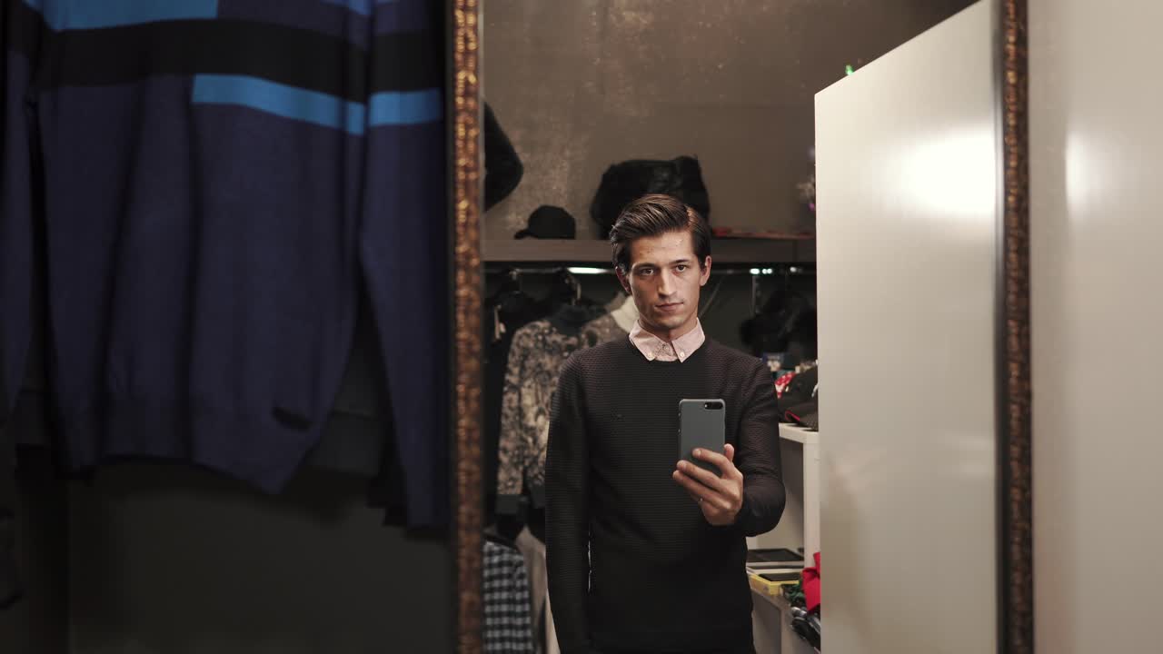 옷차림실에서 셀피를 찍는 남자