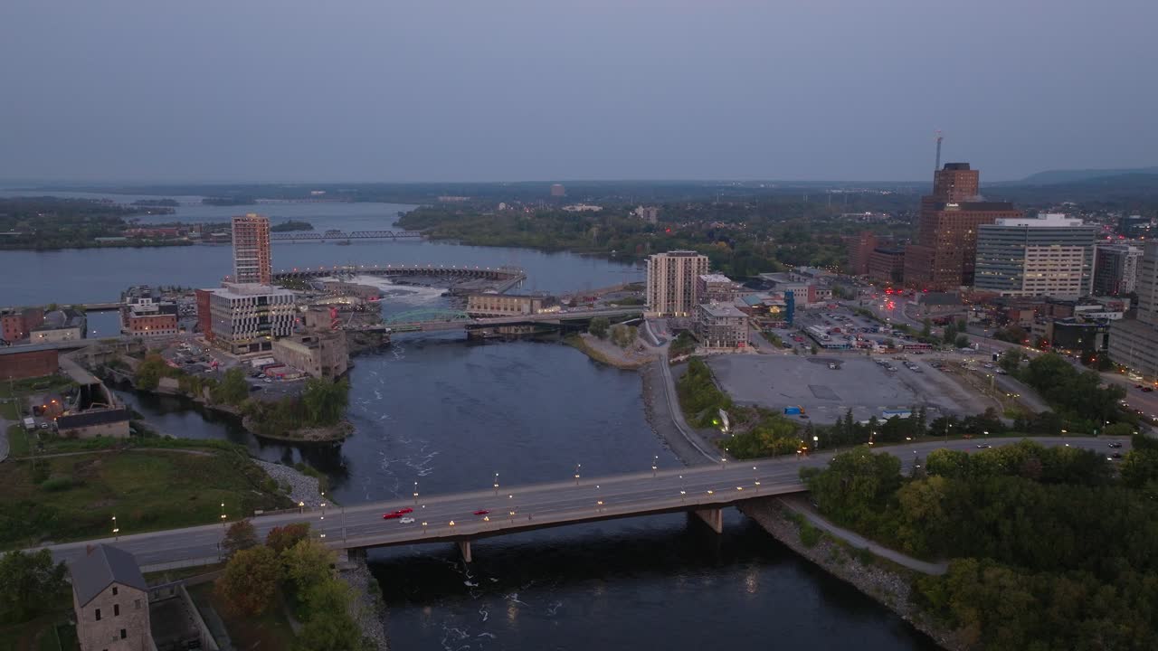 Ripresa aerea con drone del fiume Ottawa a Ottawa, Canada, all'alba, che mostra le Cascate Chaudière, l'Isola Chaudière e molti ponti che collegano Ottawa a Gatineau.