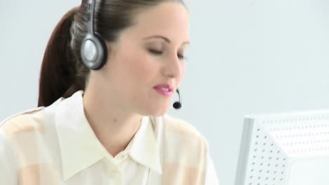 Atractiva-Mujer-De-Negocios-Trabajando-En-Un-Call-Center