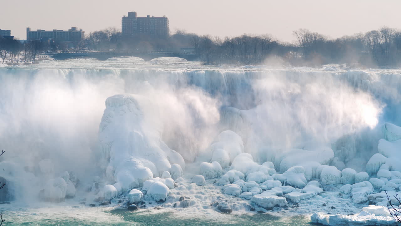겨울에 나이아가라 폭포의 미국 쪽 호텔과 엔터테인먼트 센터 건물이 보입니다.