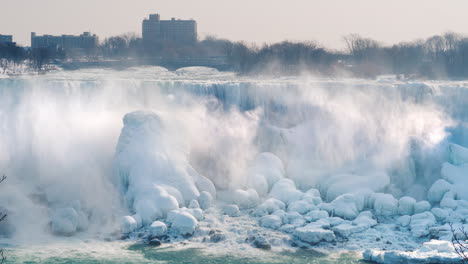 Amerikanische-Seite-Der-Niagarafälle-Im-Winter-Sind-Die-Gebäude-Von-Hotels-Und-Unterhaltungszentren-Visib