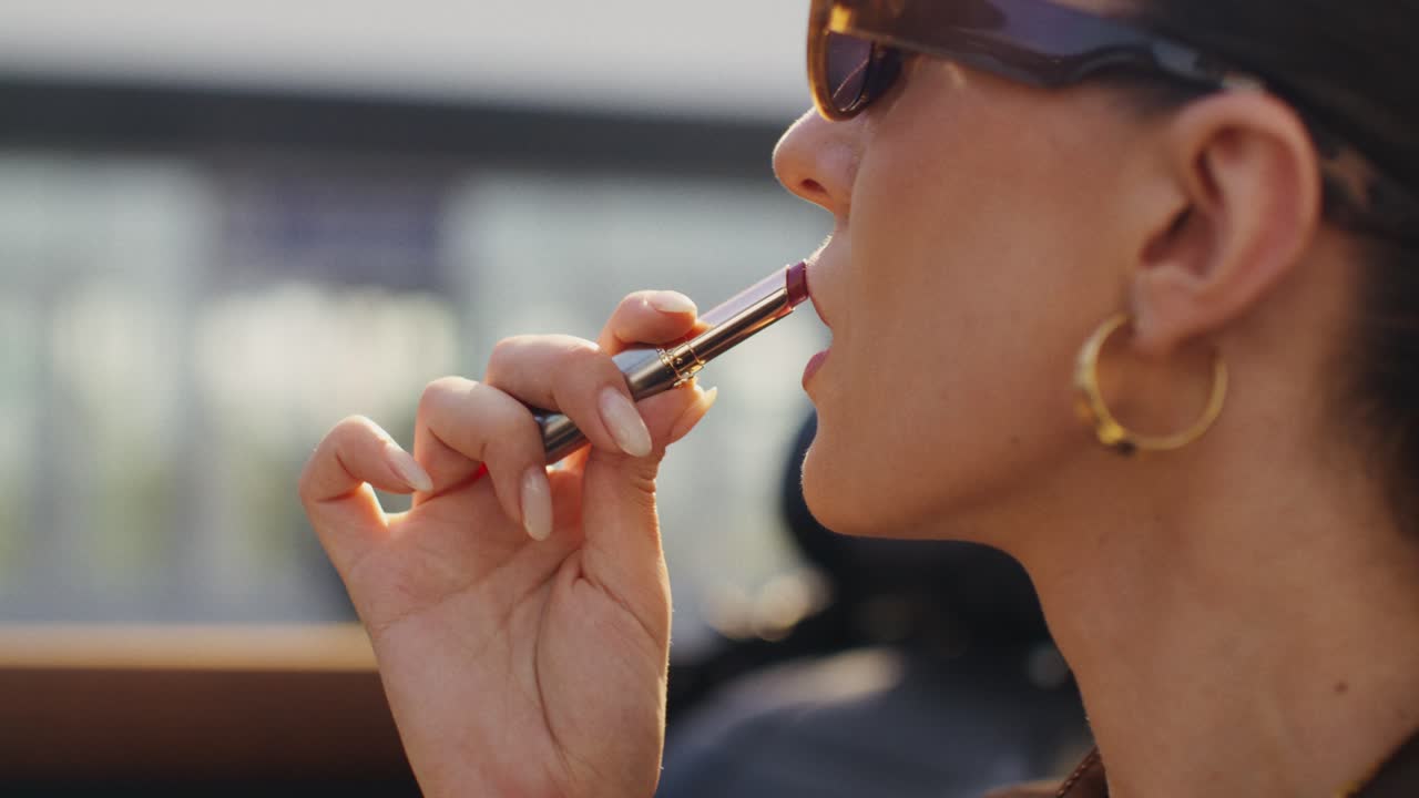 mujer aplicando lápiz labial