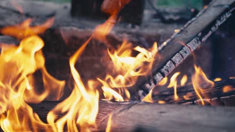 Braten-Von-Würstchen-Am-Spieß-Auf-Einem-Lagerfeuer-Nach-Einbruch-Der-Dunkelheit