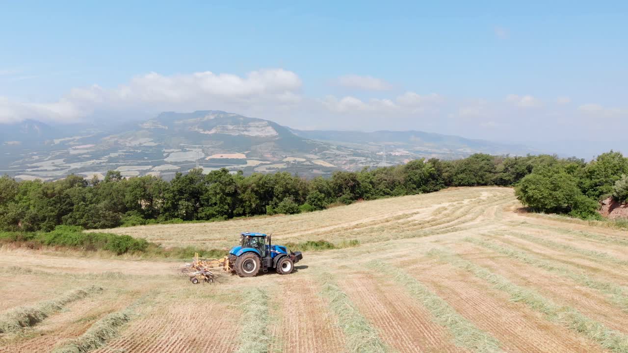 Ripresa aerea di un trattore che miete in Catalogna.