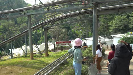 Divertido-Paseo-En-El-Parque-De-Diversiones-En-Tailandia-Con-Hermosos-Paisajes-De-Fondo