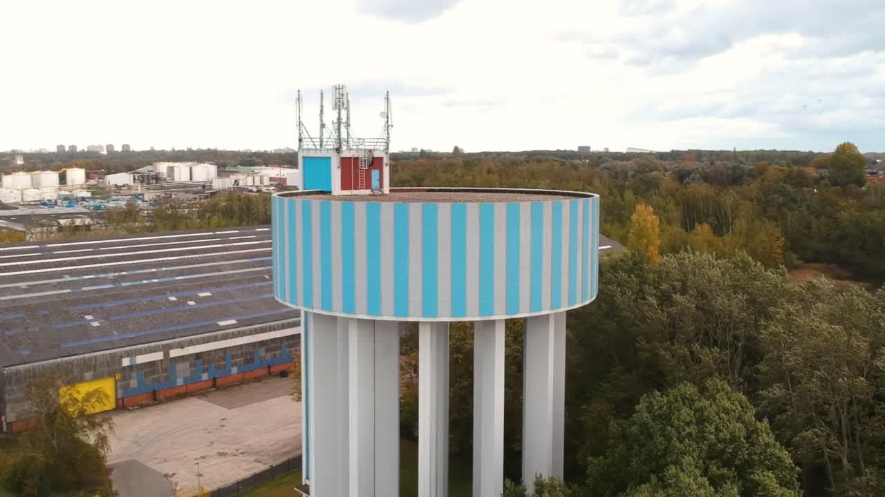 Drohne zieht sich von einem Wasserturm in Antwerpen, Belgien, zurück