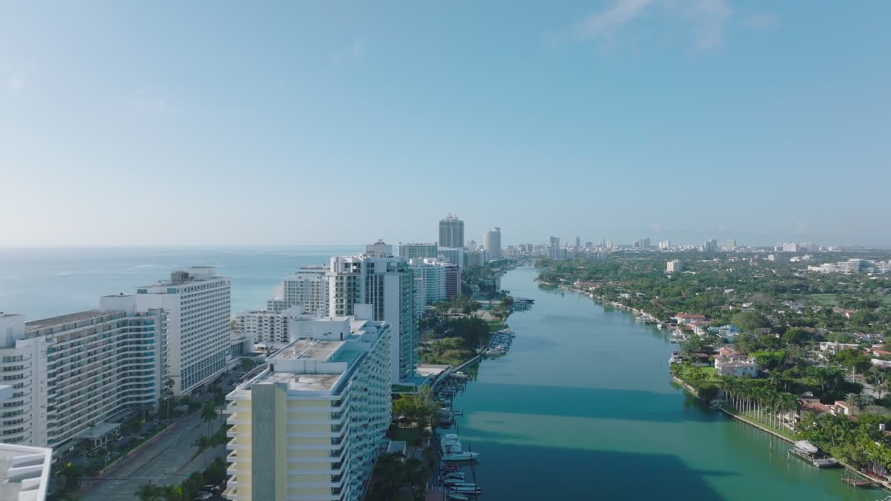 바 ⁇ 가 에 있는 고급스러운 도시 지역, 물 에 둘러싸인 다층 아파트 건물. 마을 의  ⁇ 빛 날. 마이애미, 미국