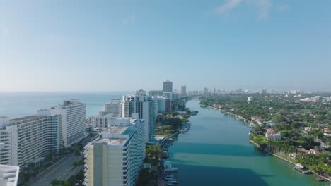 barrio urbano de lujo a orillas del mar, edificios de apartamentos de varios pisos rodeados de agua. día soleado en la ciudad. miami, ee.uu.