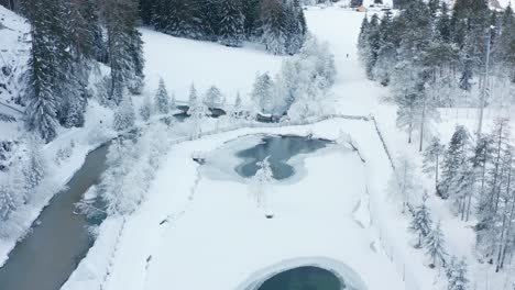 Vista-Aérea-De-Un-Estanque-Congelado-En-San-Vigilio,-Italia