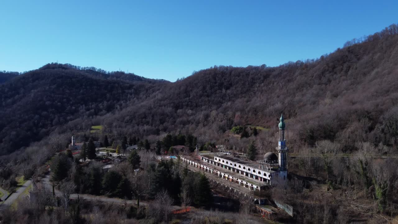 vista aérea sobre la ciudad fantasma de consonno en el municipio de olginate de la provincia de lecco