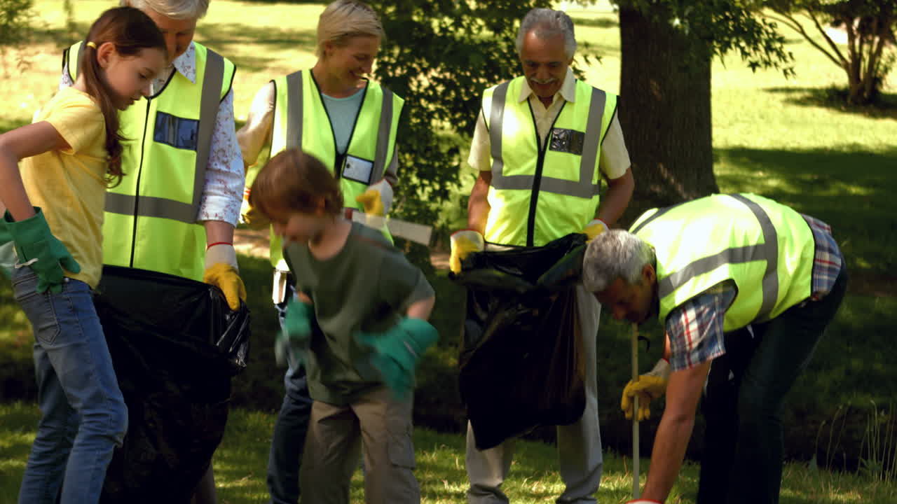 familia activa recogiendo basura en el parque