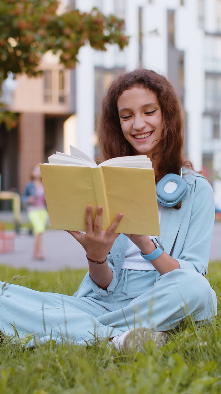 niña preadolescente relajándose libro interesante volviendo páginas sonriendo disfrutando de la literatura descansando