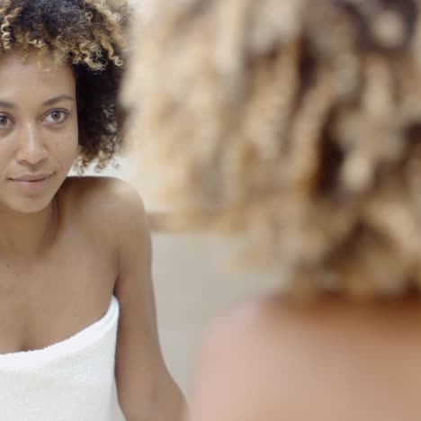 mujer frente al espejo