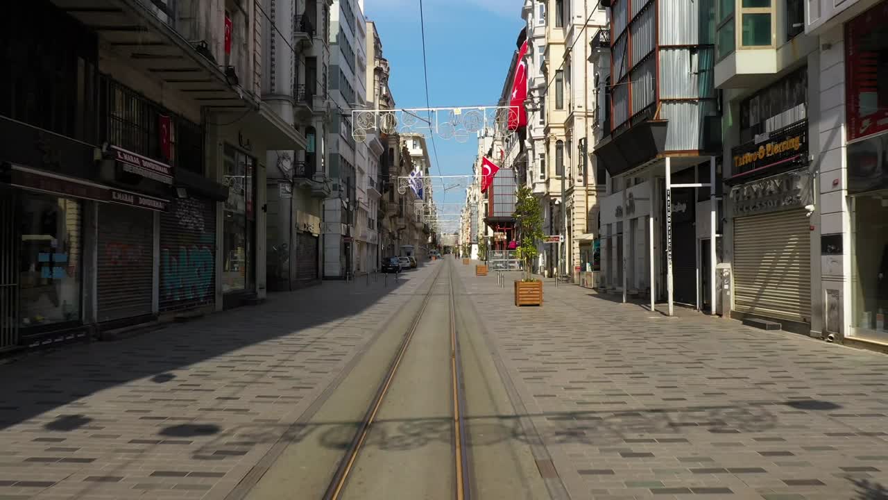 2020년 5월 9일, 이스탄불의 타크시마 쇼핑 구역에서 코로나19로 인한 통행 금지령이 내려졌다.