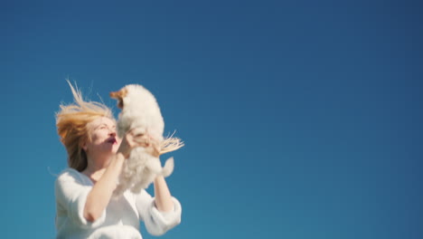 Mujer-Joven-En-Trampolín-Con-Cachorro