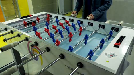 persona jugando al futbolín