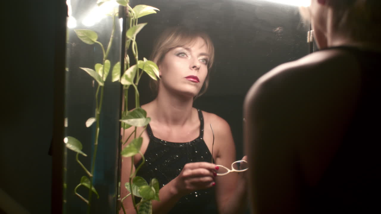 mujer preparándose frente a un espejo