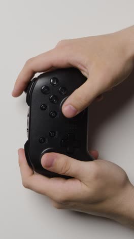 manos de estudio verticales en la cabeza usando el controlador de videojuego 3