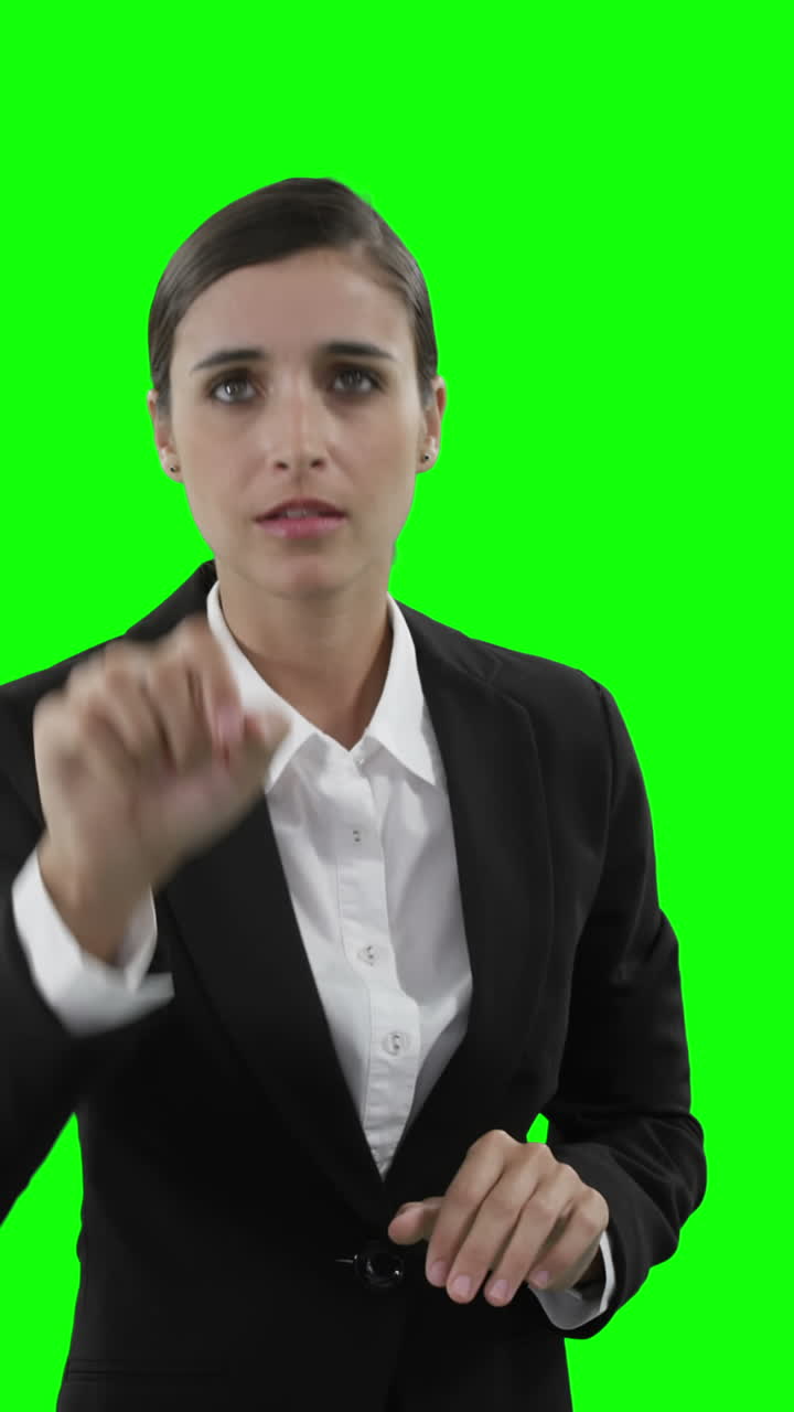 mujer de negocios tocando la pantalla digital