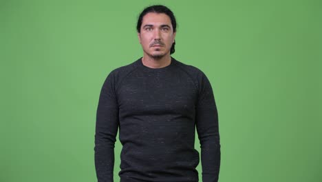 hombre guapo contra un fondo verde