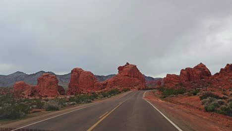 Malerischer-Roadtrip-Mit-POV-Entlang-Der-Northshore-Road-Route-167-In-Richtung-Valley-Of-Fire,-Nevada,-USA