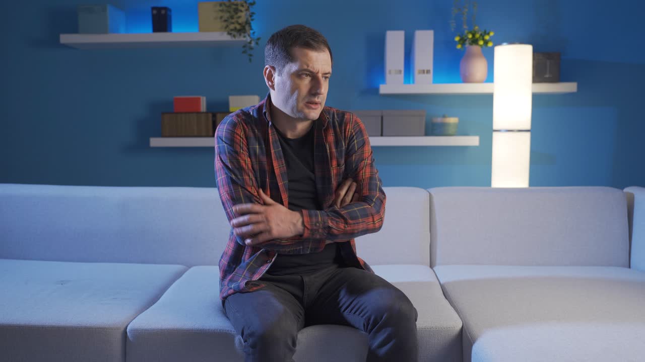 hombre triste y aburrido solo en casa.