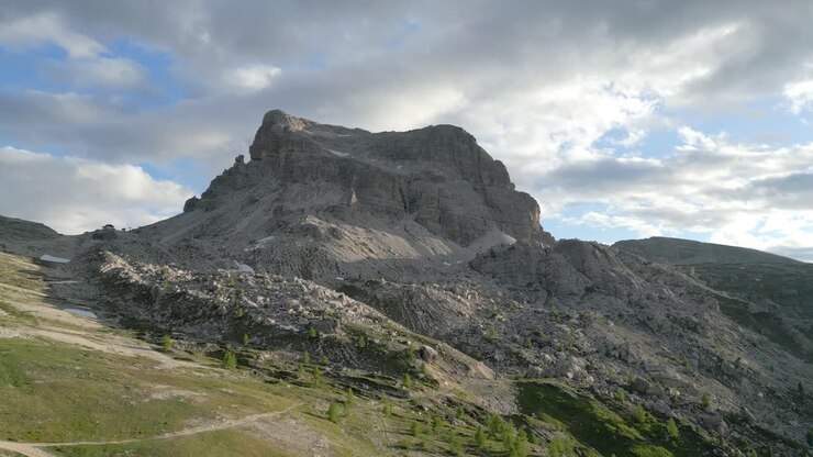 Scatto esplorativo delle magnifiche montagne dell'Averau, Dolomiti di Cortina, Italia