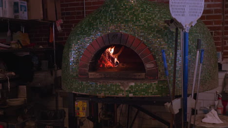 Feuer-In-Einem-Gemauerten-Pizzaofen,-Der-Herauszoomt